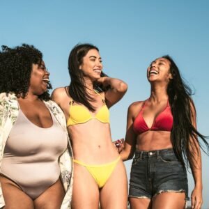 Τι μαγιό μου ταιριάζει; three girls with different bodyshape. / What swimsuit is perfect for my bodytype