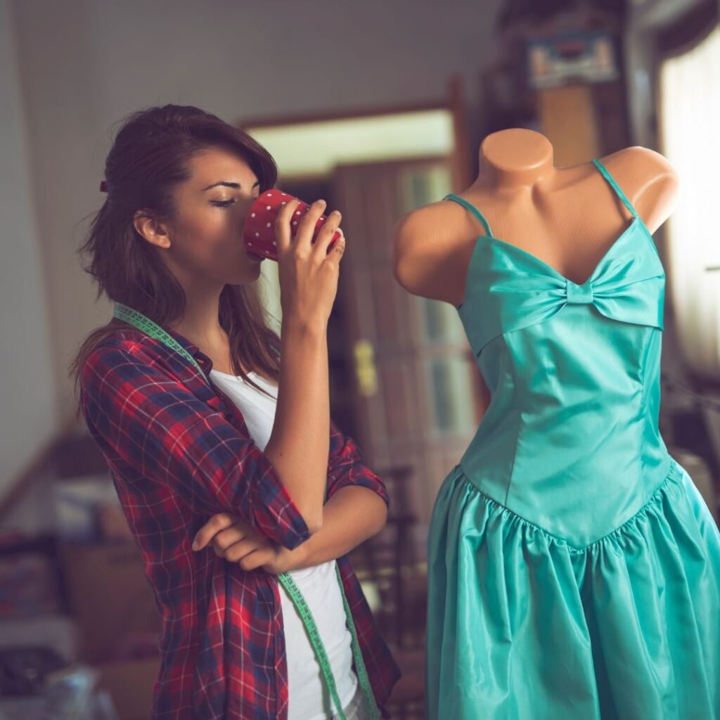 Fashion_designer_at_work | Μια φωτογραφία που συνοδεύει το άρθρο μας "ευκολα πατρον για φορεματα"
