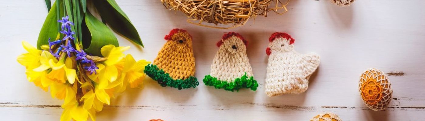 crocheted-easter-eggs-chickens-and-daffodils